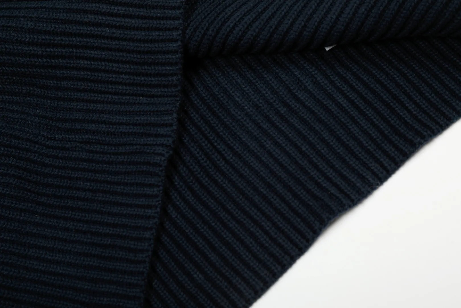 P300 top quality" Style number: DS051# (not off the shelves all year round) [Ralph Lauren large lapel solid color basic full zipper goddess style knitted cardigan] ✅Ralph Lauren Lazy large lapel double zipper classic goddess style knitted new coat ✅Main supplier platform live broadcast Wholesale entity Wholesale entity Replenish when out of stock Not off the shelf ✅ZP quality 1:1 version Scan the code to enter the GF website Counter quality ✅Details and quality are the only one in Guangzhou. Imported quality cotton yarn, focusing on high-end, cost-effective, good quality needless to say. ✅Restore the original version. The maximum size can be worn up to 160 pounds. Loose, comfortable and stress-free. ✅The upper body is simple and easy to put on. A must-have for goddess ootd. Good-looking clothes are never picky. A must-have for goddesses. Recommended for wardrobe. Size: S-XL. Color: black, white, gray, navy.
